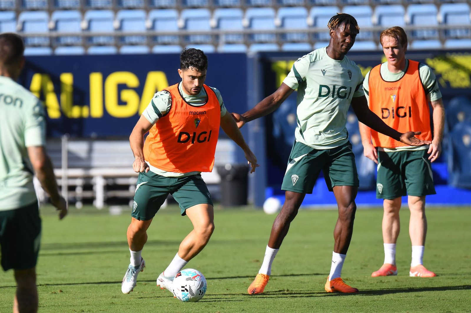 La plantilla se puso este lunes manos a la obra.