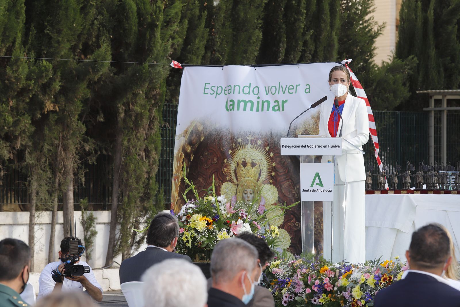 La delegada de la Junta, Bella Verano, abrió el acto 'Esperando volver a caminar'.