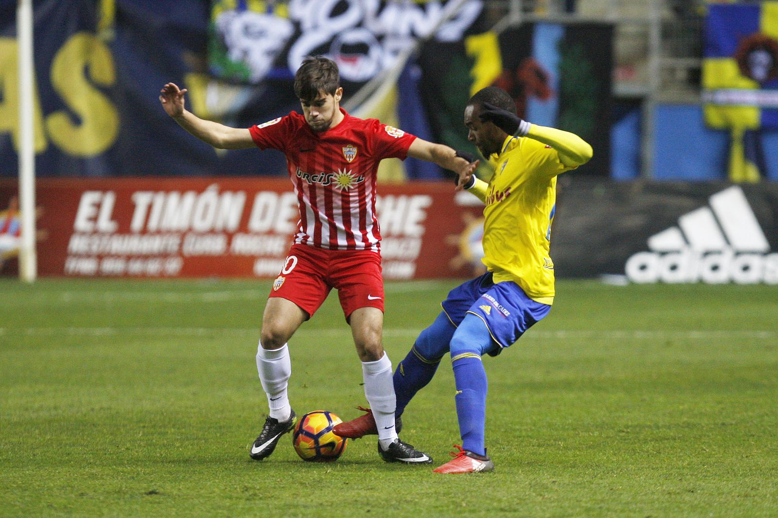 Abdullah intenta arrebatarle el balón a Pozo.