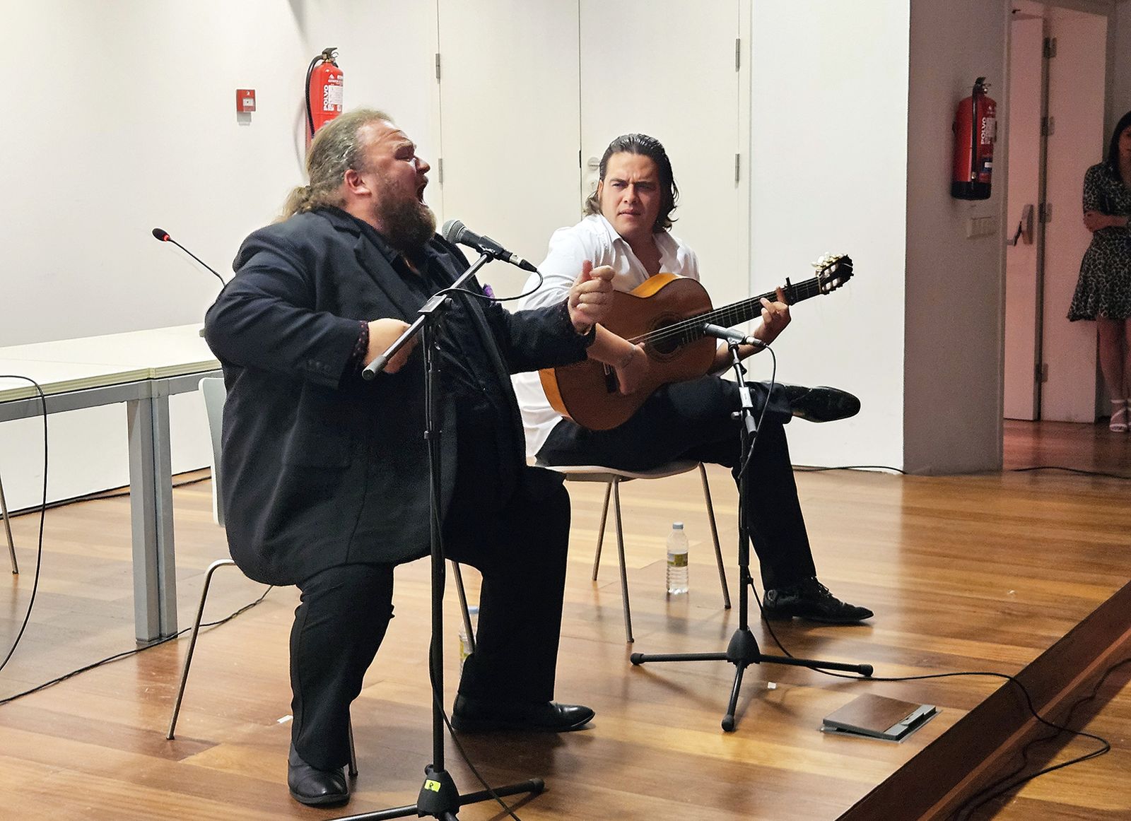 Exequiel Benítez con la guitarra de Paco León.