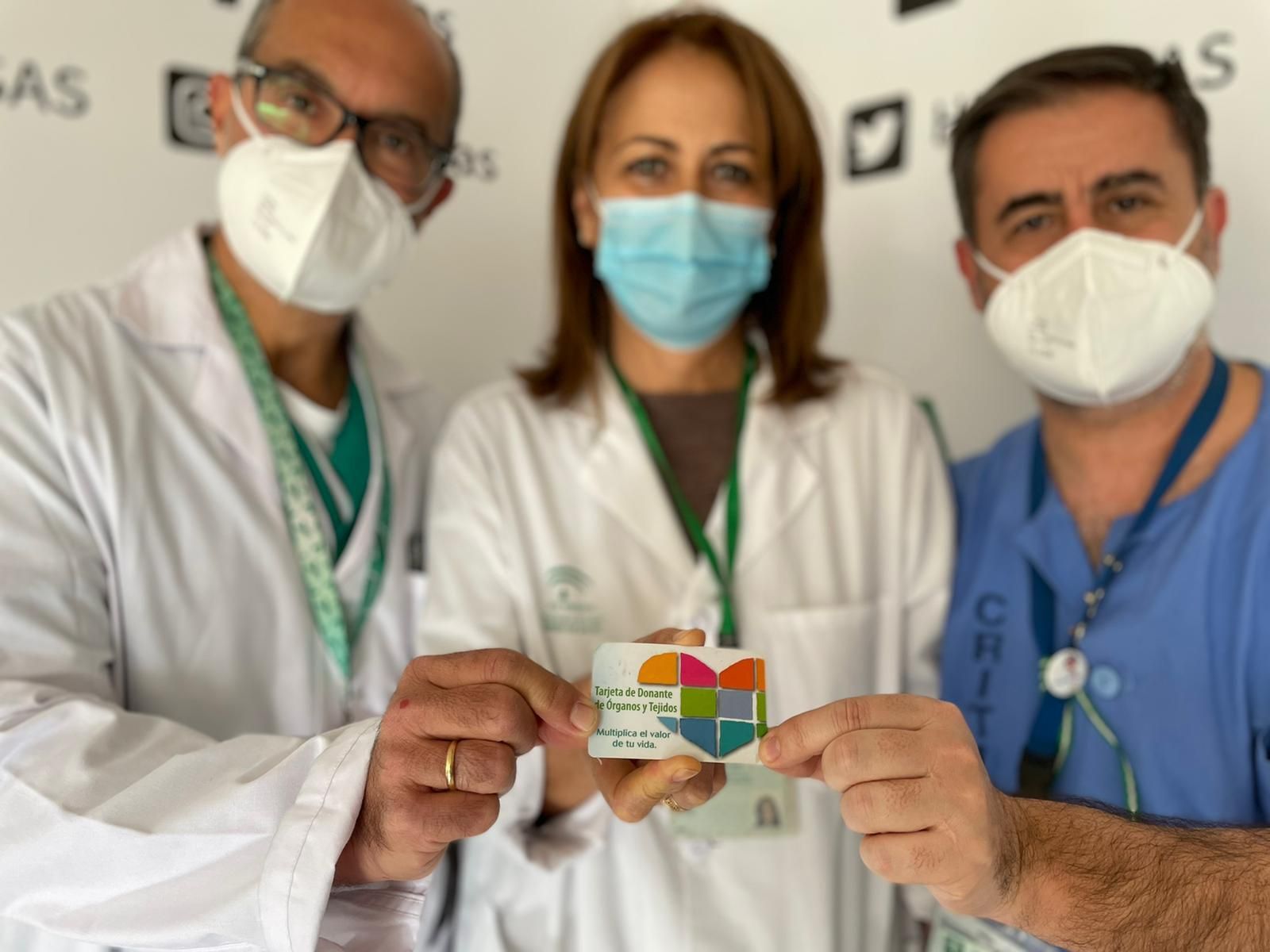 Profesionales del Clínico muestran un carné de donante.