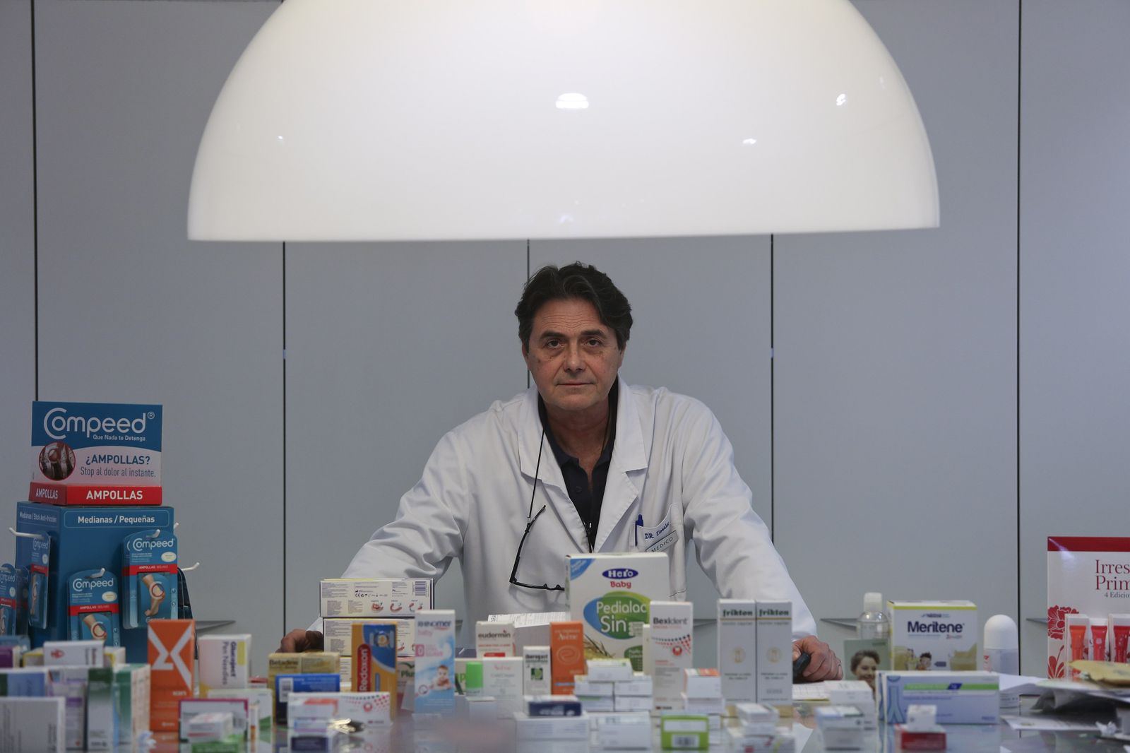 Pablo Tiessler, en su farmacia.