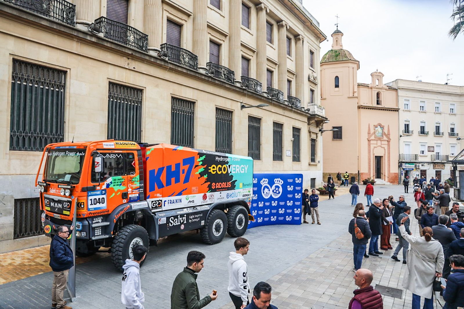 Fotografías de la llegada del vehículo ganador del último Rally Dakar en la categoría Mission 1000, enmarcado en la Jornada 'Huelva presente y futuro en movilidad sostenible y desarrollo territorial'