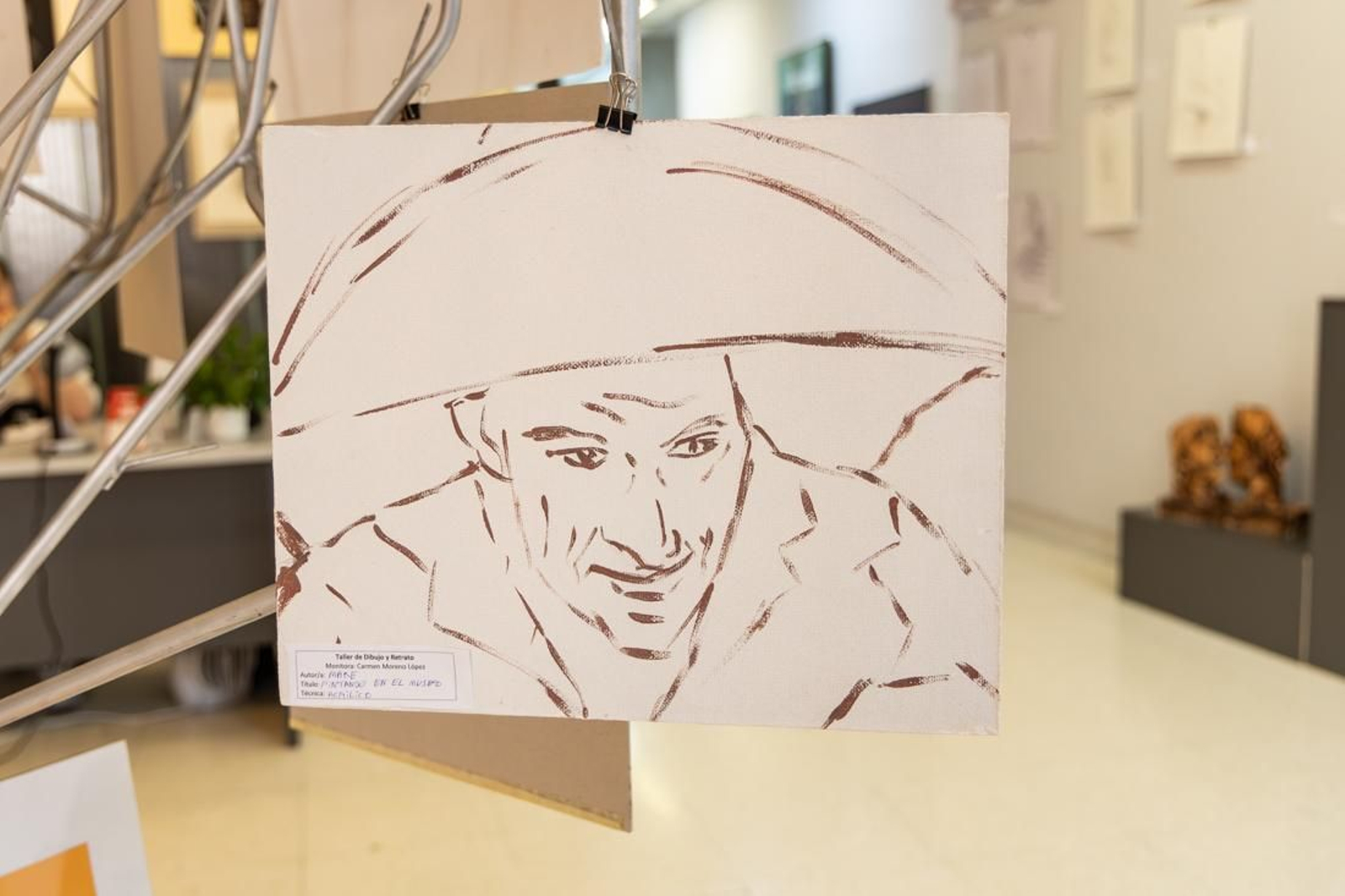 Carmen Moreno es la monitora al cargo de estos grupos que utilizan varias técnicas pictóricas. Los trabajos de pintura y fotografía de la Universidad Popular se exponen en la Sabetay
