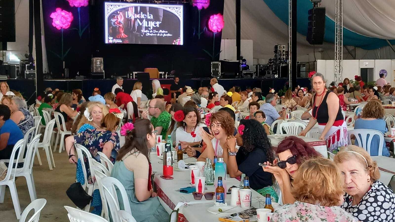 Ambiente en la caseta municipal, a primera hora de la tarde.