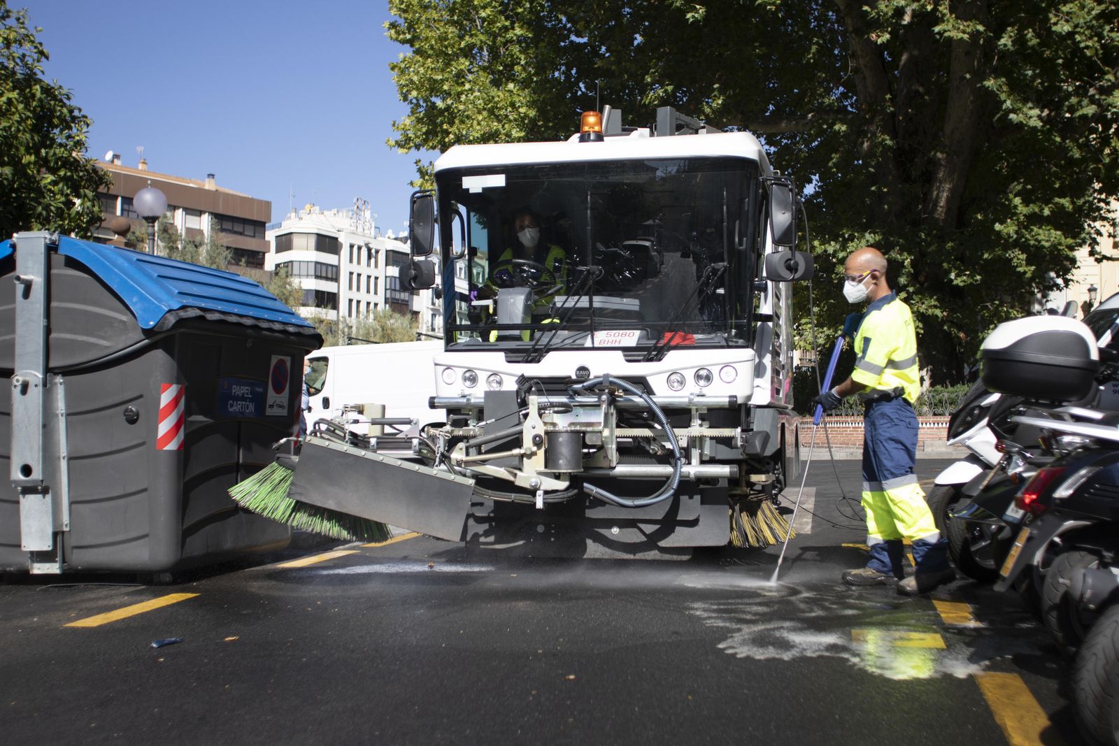 Imagen de archivo de un operario de Inagra trabajando en las calles de Granada