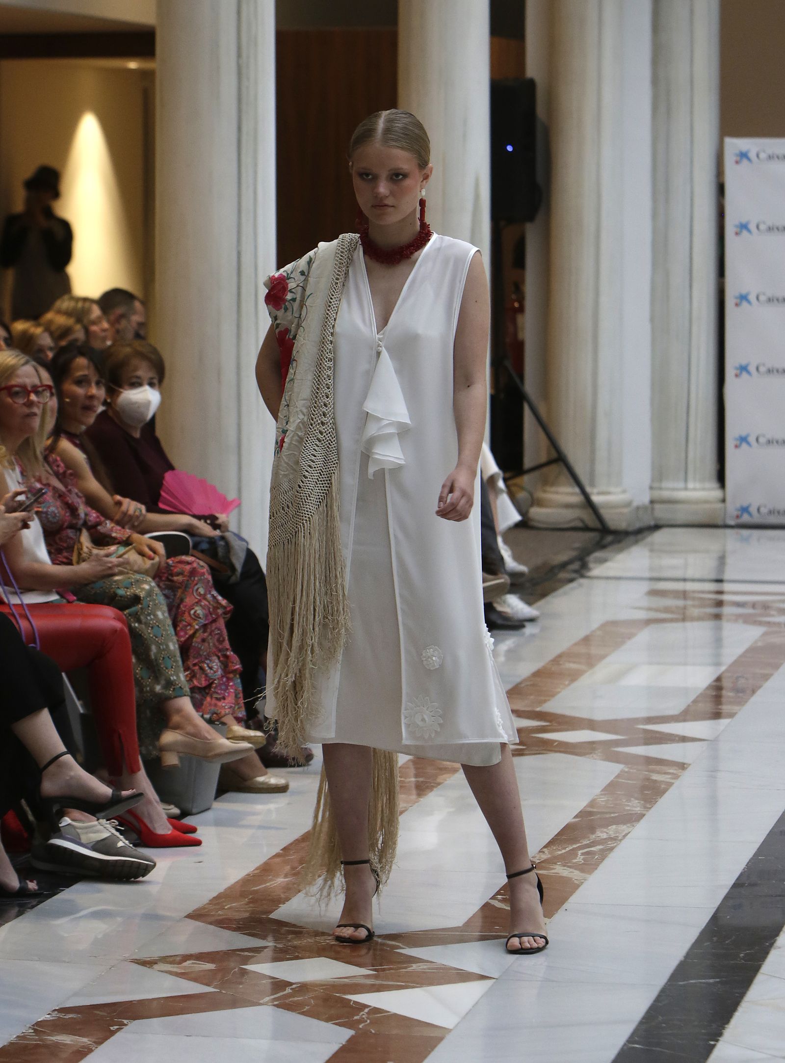 Desfile moda flamenca en las vísperas de la Feria de Abril CaixaBank