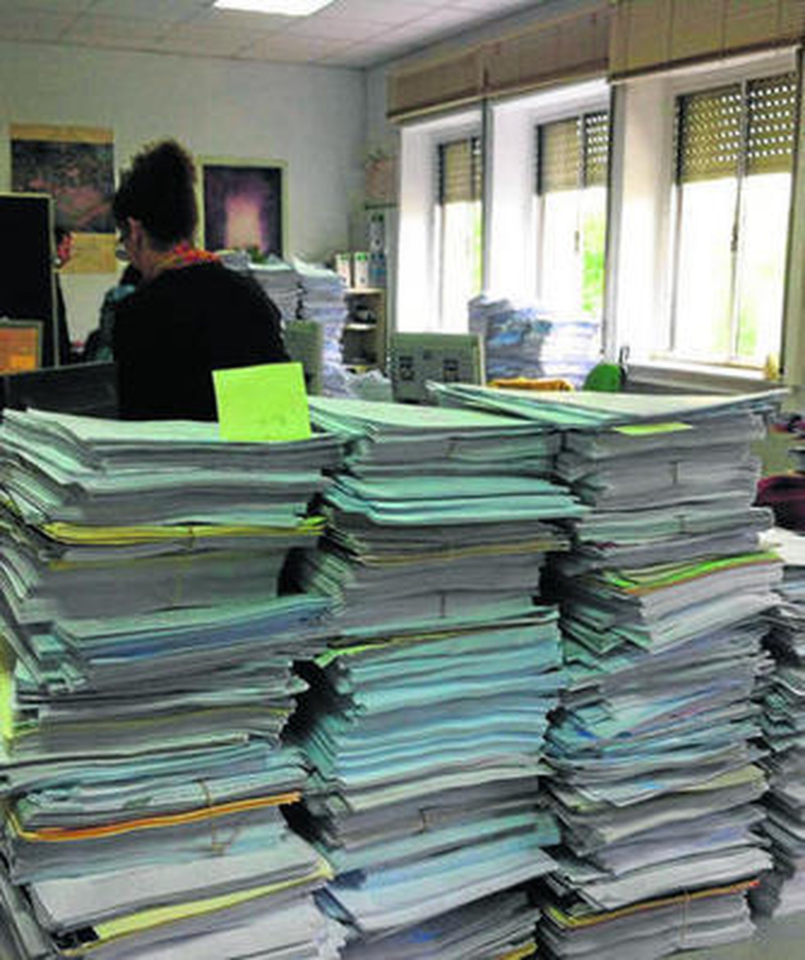 Los pilares de demandas presentadas se acumulaban ayer en el registro civil del decanato.