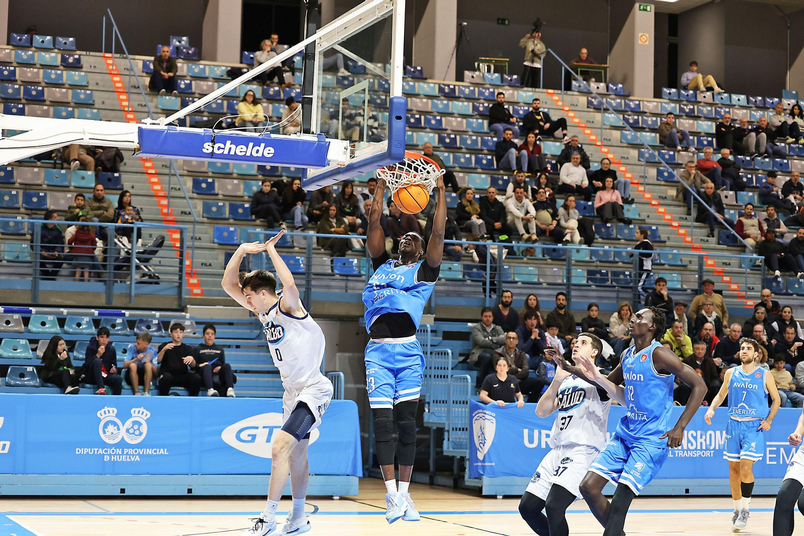 Imágenes del partido de baloncesto entre el Ciudad de Huelva y La Salud Archena