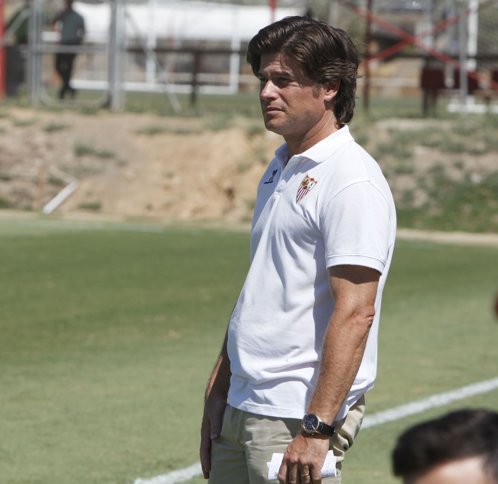 Agustín López Páez, siguiendo un partido en la ciudad deportiva.
