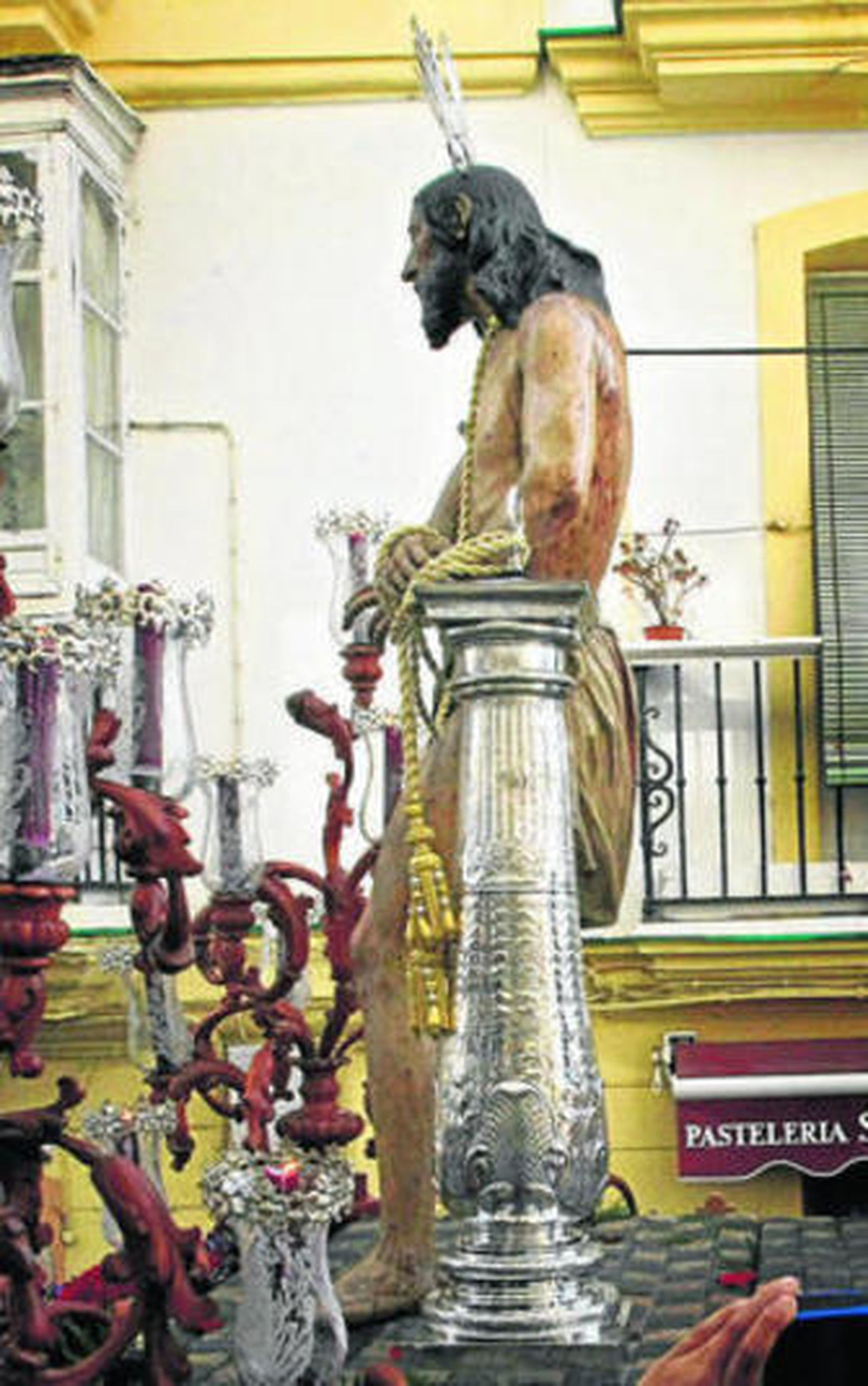 La columna de plata, sobre el paso en la salida del Martes Santo.