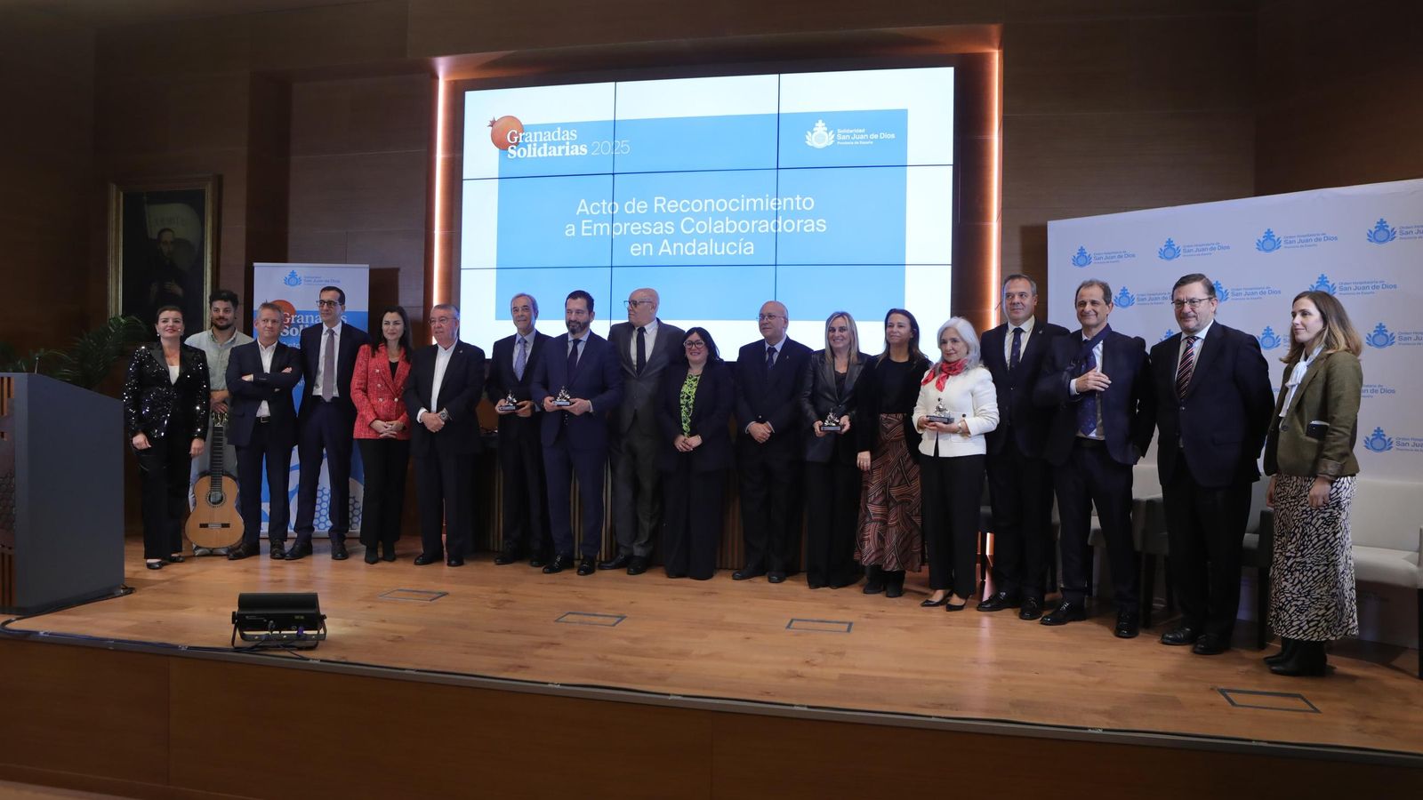 Fotos de familia de los premiados y representantes institucionales.