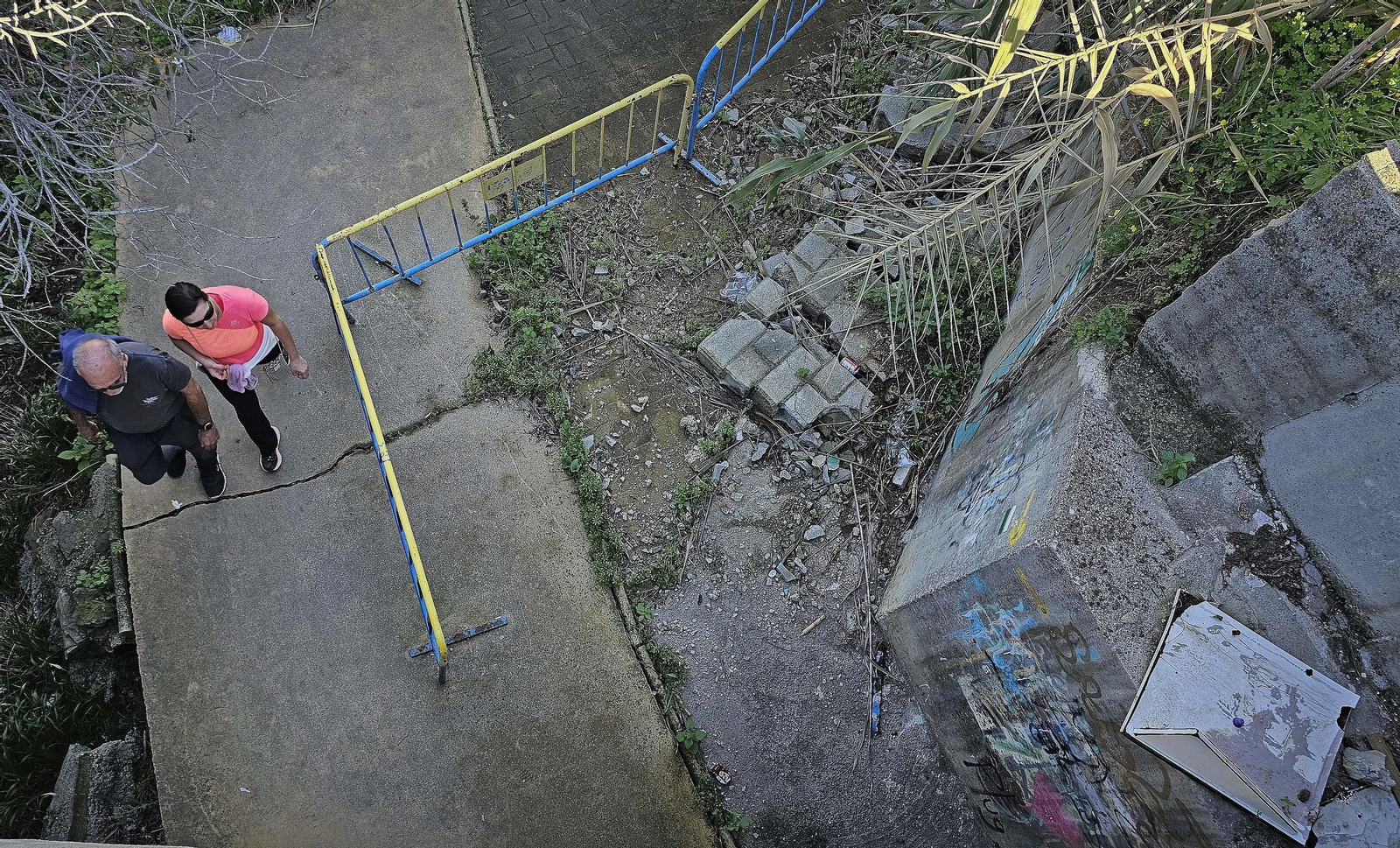 Fotos de los desperfectos en el sendero del parque fluvial del río Pícaro en Algeciras