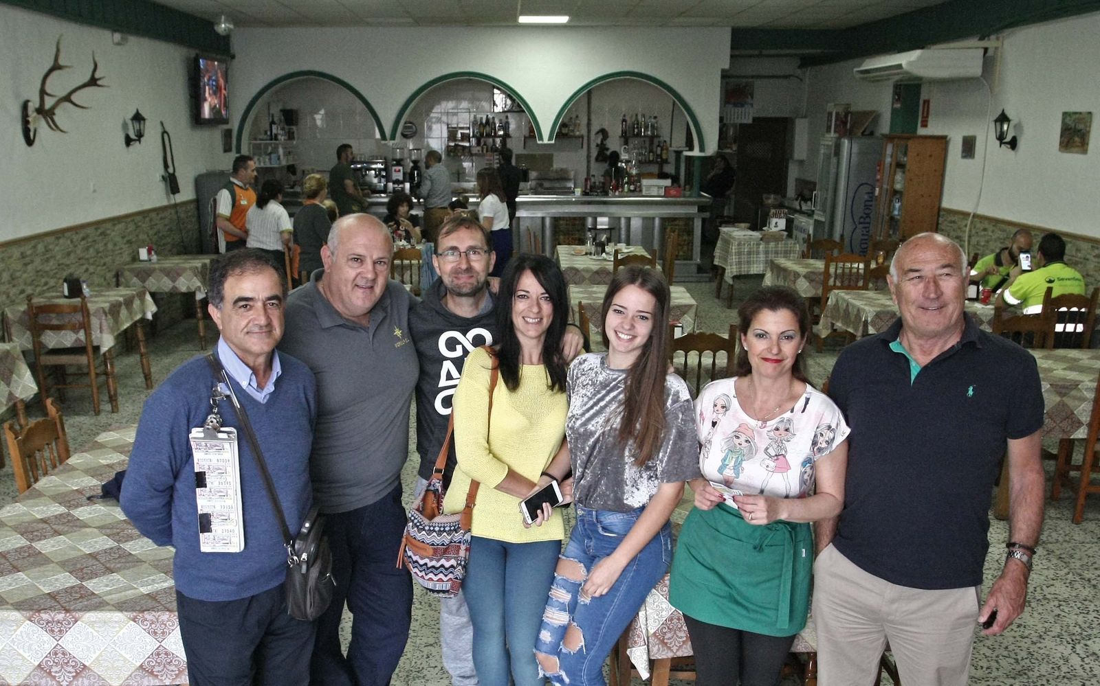 Juan Franco, el vendedor de la ONCE, junto a los agraciados y los propietarios del restaurante Casa Ana.