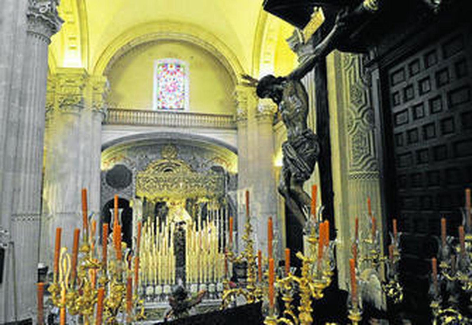El Cristo del Amor, ayer en el templo del Salvador, con el paso de palio de la Virgen del Socorro al fondo.