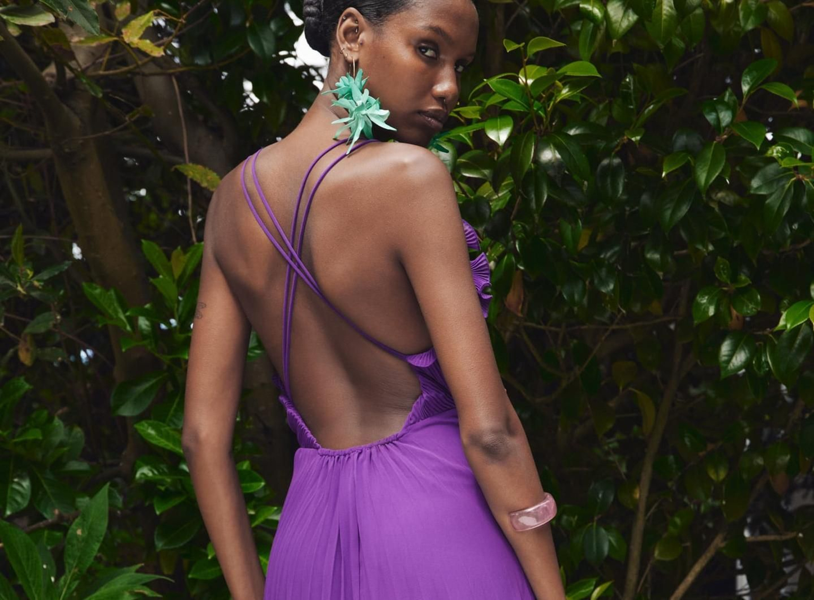 El vestido morado de Zara más espectacular que verás este verano y que se agotará en 3, 2, 1.