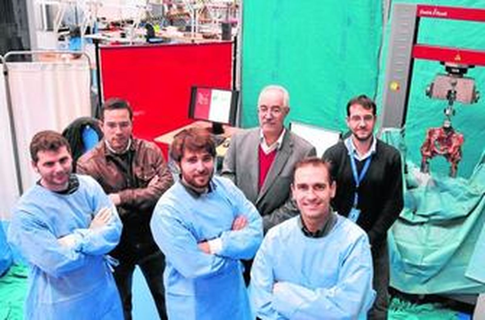 Ángel Lázaro, Francisco Javier Serrano, Carlos Galleguillos, Jaime Domínguez, Miguel Ángel Giráldez y Fernando Lasagni, en el Centro Avanzado de Ingeniería Aeroespacial.