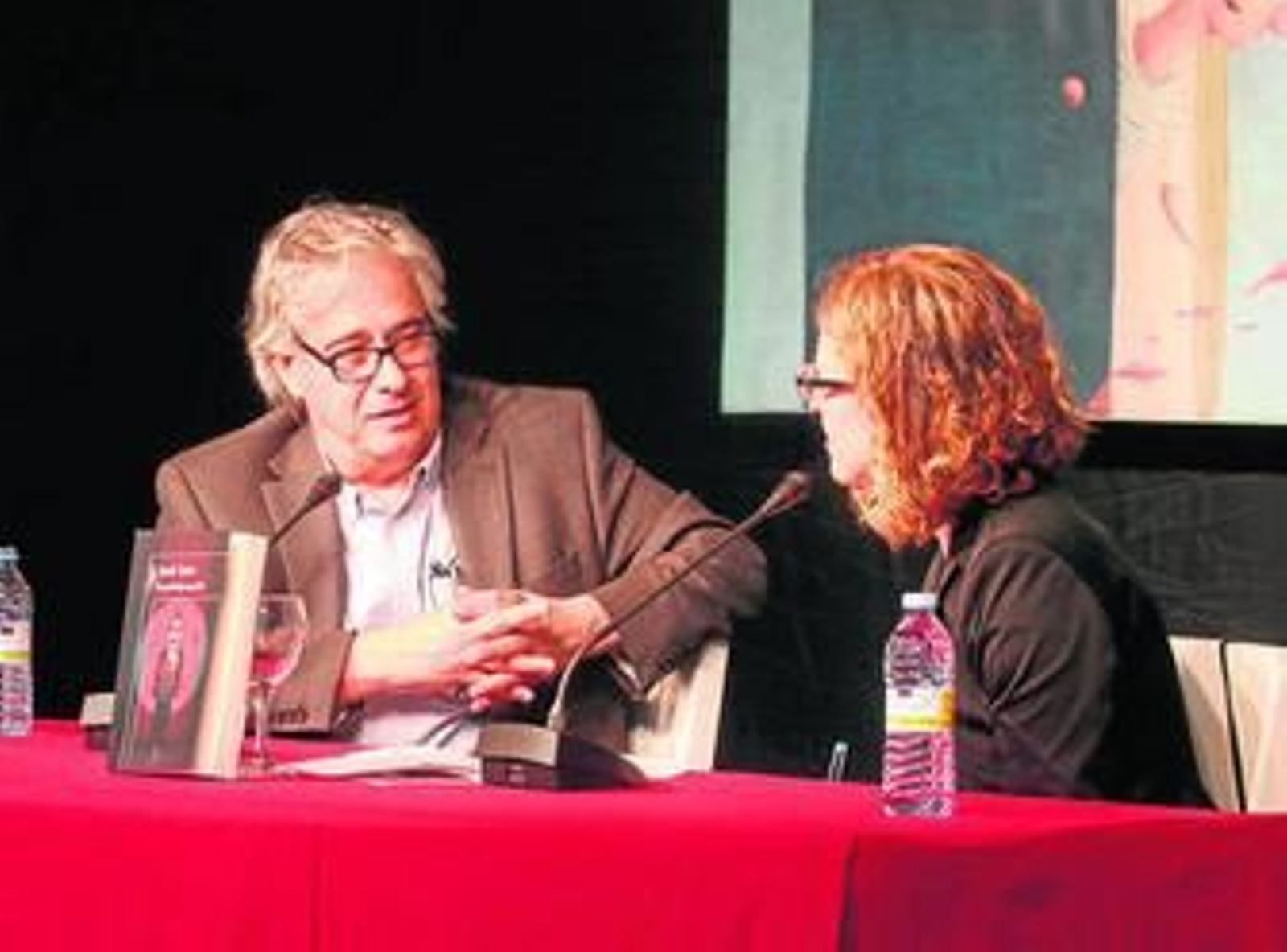 Jordi Soler y la periodista Marta Jiménez, en la presentación de 'Ese príncipe que fui'.