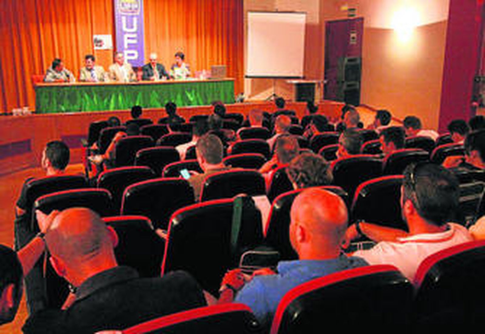 Un instante de la presentación del curso, ayer, en el salón de actos de la ONCE.