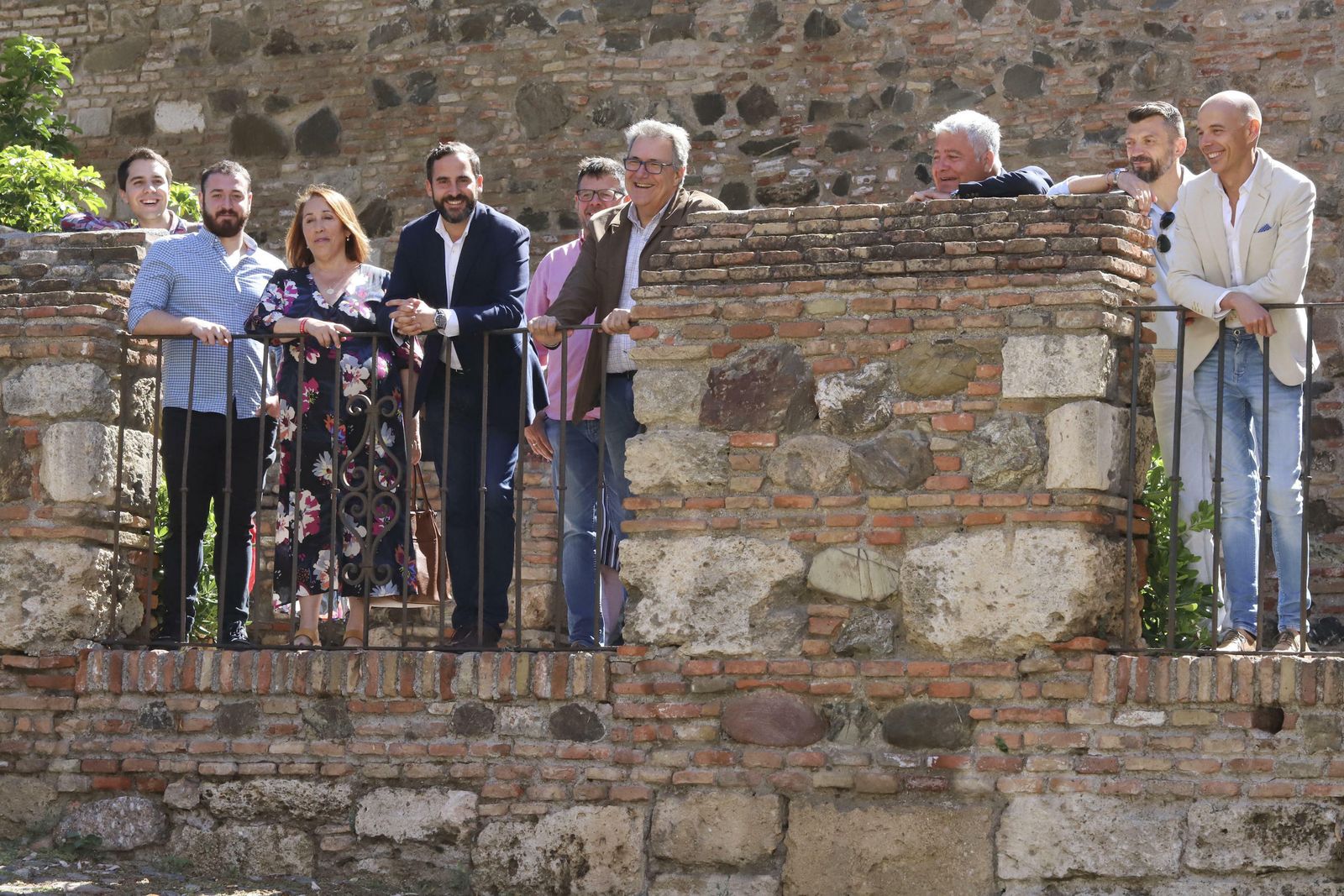 Daniel Pérez, junto a su equipo de campaña, ayer, en La Alcazaba.
