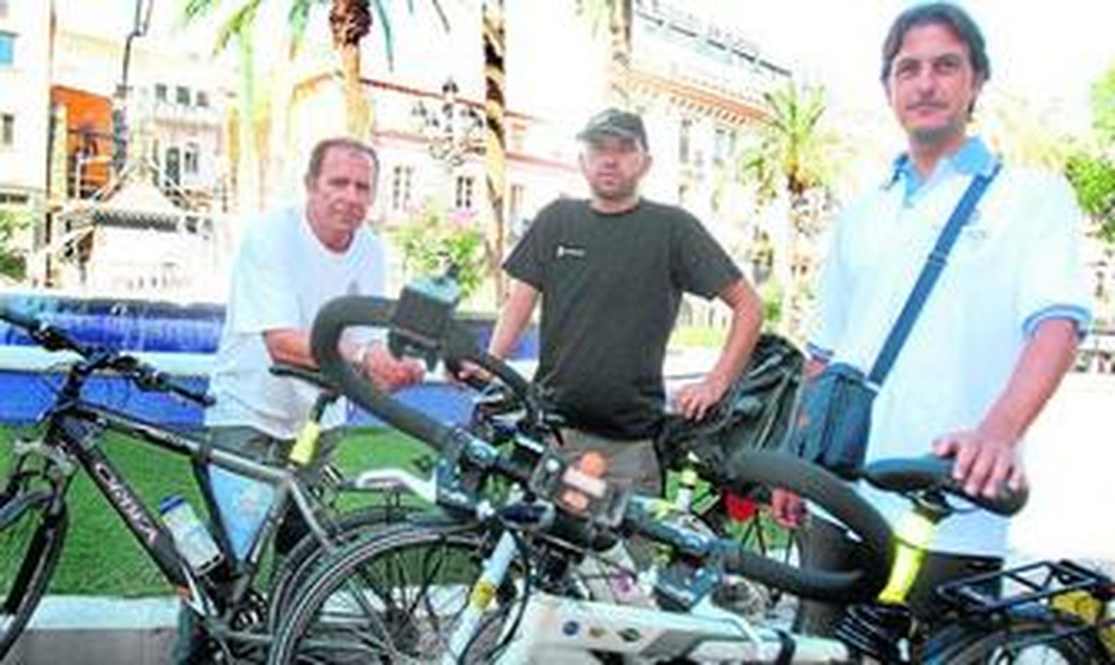 Arturo Martínez (arriba en el centro), acompañado por los dos ciclistas con los que actualmente está llevando a cabo el recorrido.