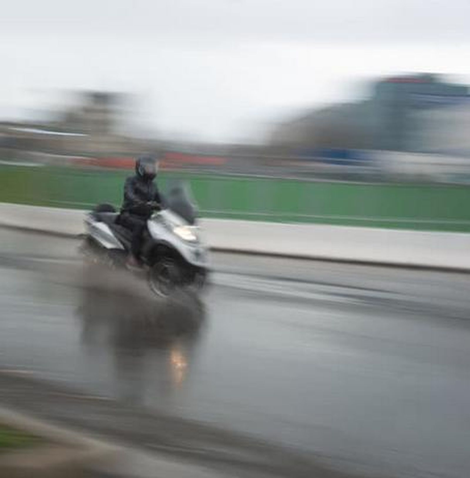 Ni la mejor moto del mercado es garantía suficiente de una frenada eficaz o estabilidad si no tiene neumáticos que aporten suficiente agarre en todas las condiciones, incluso con agua.