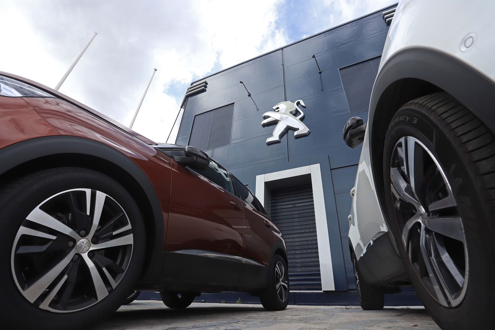 Coches estacionados a la puerta del concesionario Peugeot de Algeciras