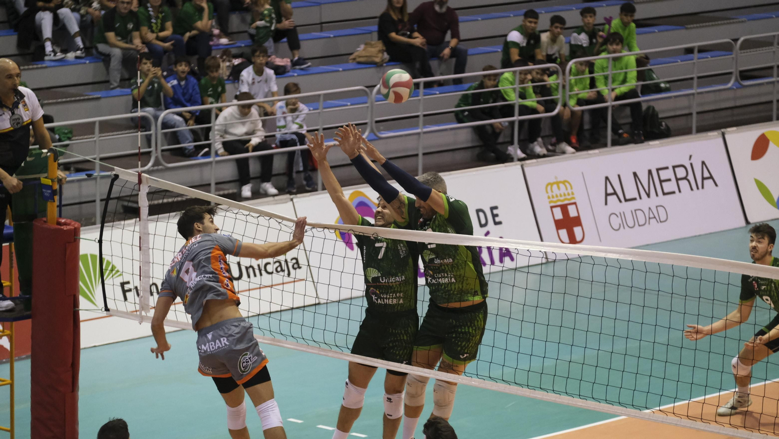 Dos jugadores ahorradores realizan un bloqueo en un encuentro de esta temporada.