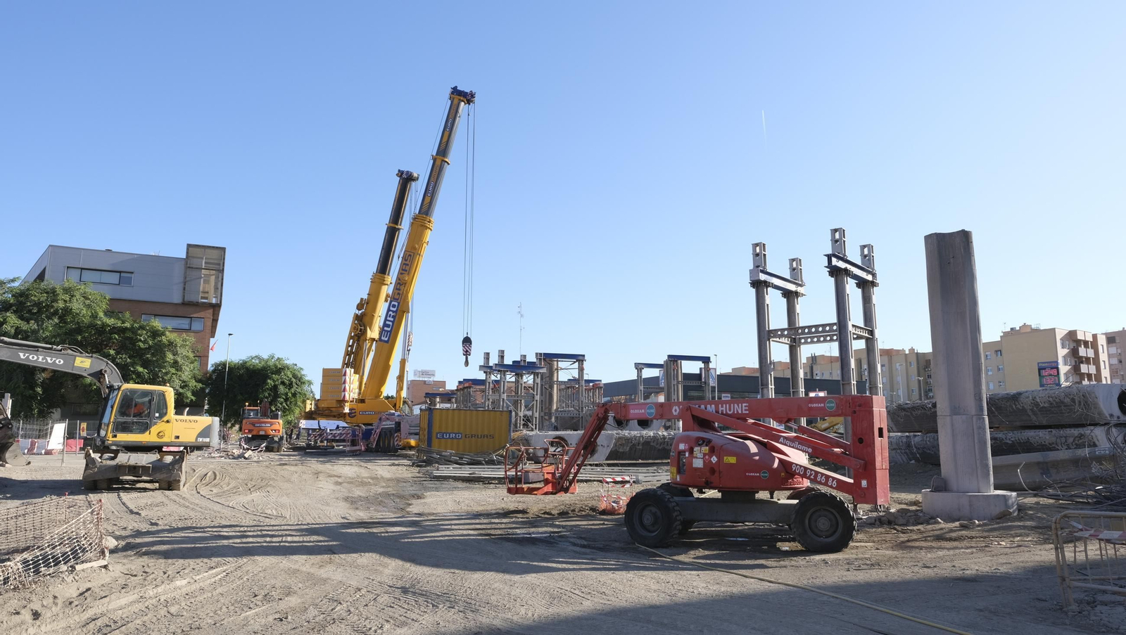 El Puente de la Avenida del Mediterráneo ya es historia, en imágenes