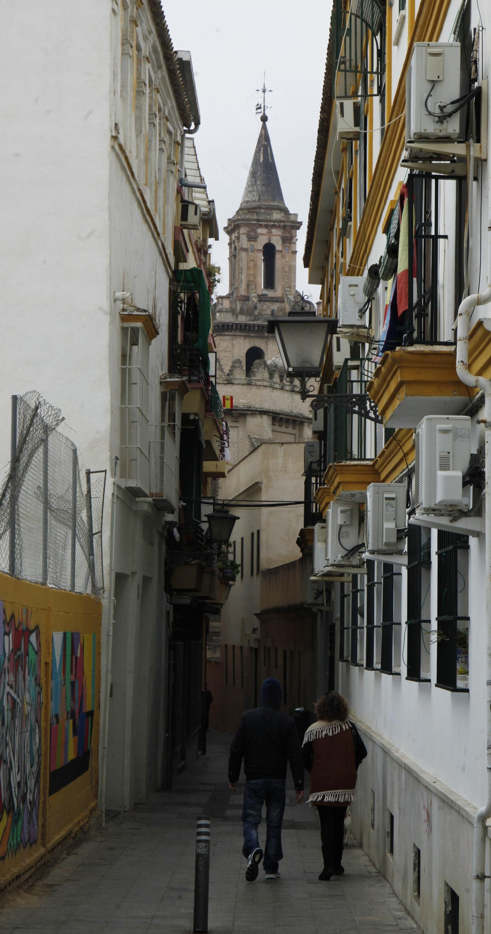 Calle Arrayán, con la iglesia de Ómnium Sanctórum al fondo.