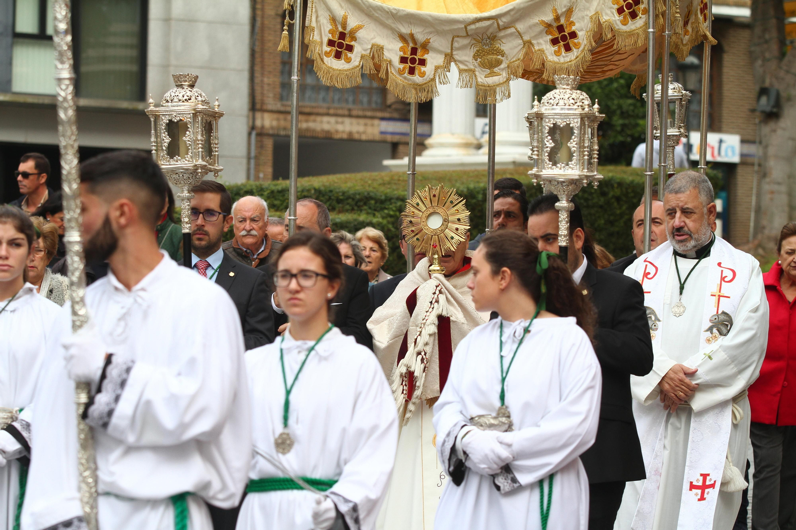 Procesión Solemne  de la Hermandad de La Vera Cruz, con el Santísimo Sacramento.