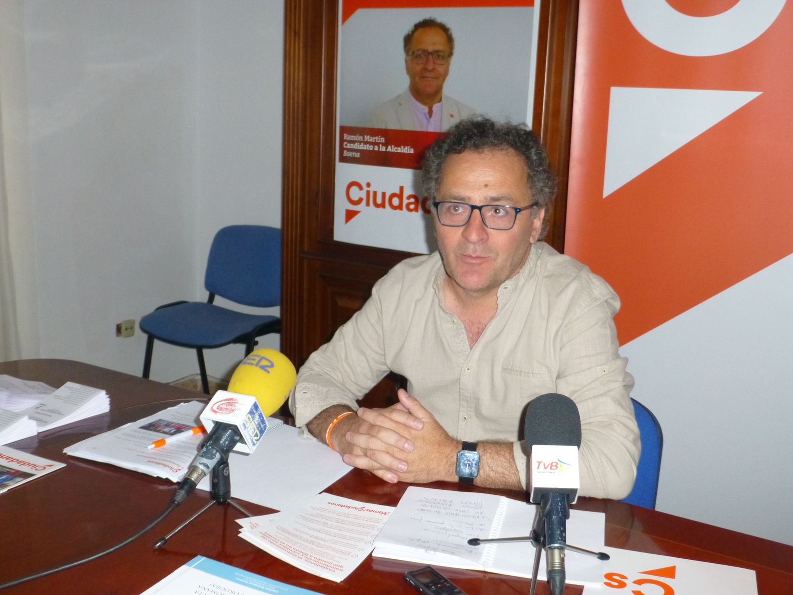 El candidato de Cs a la Alcaldía de Baena, Ramón Martín atiende a los medios