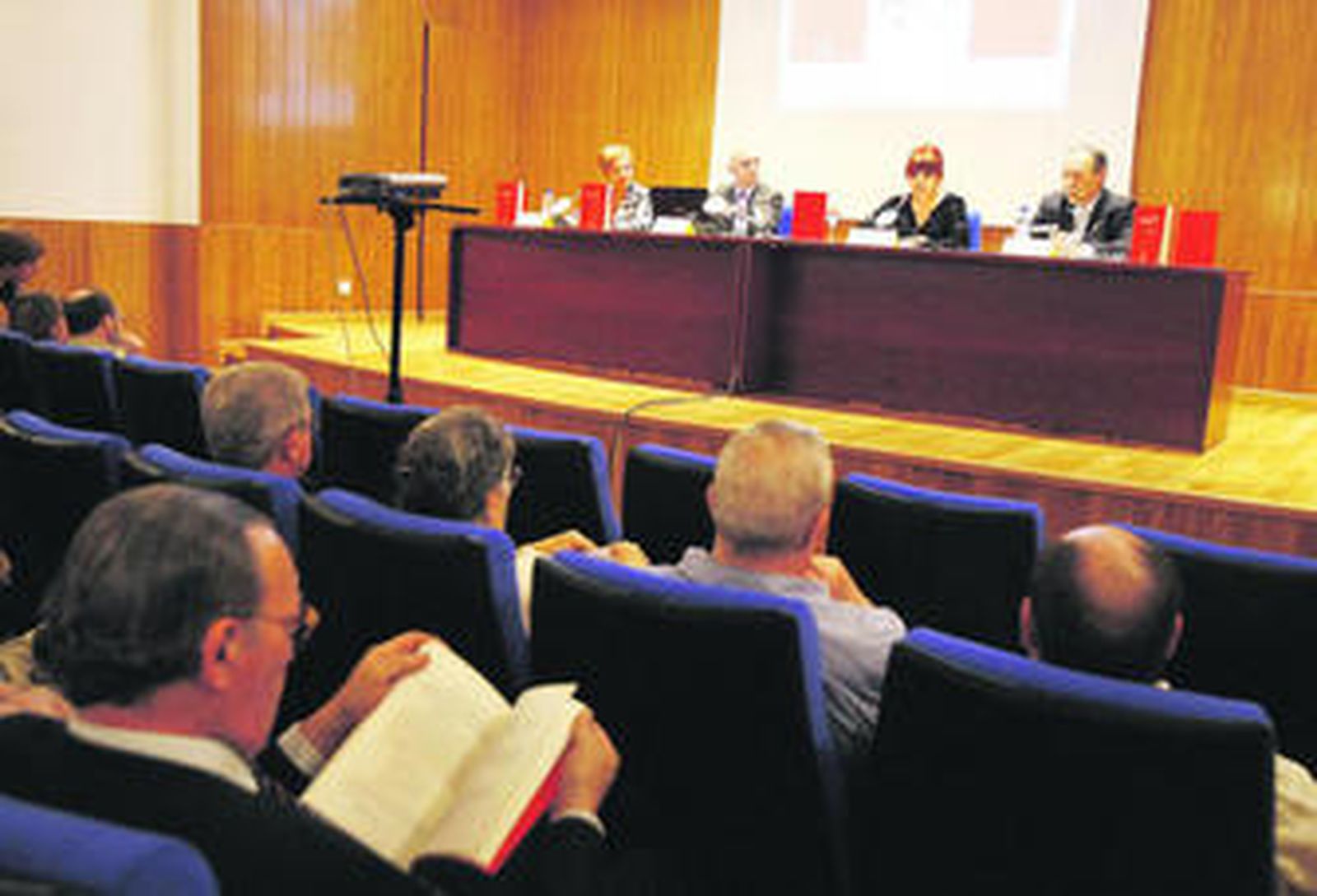 Imagen de la presentación del libro, en la que Joan Carles Fogo aparece sentado junto a  María Asunción Mateo.