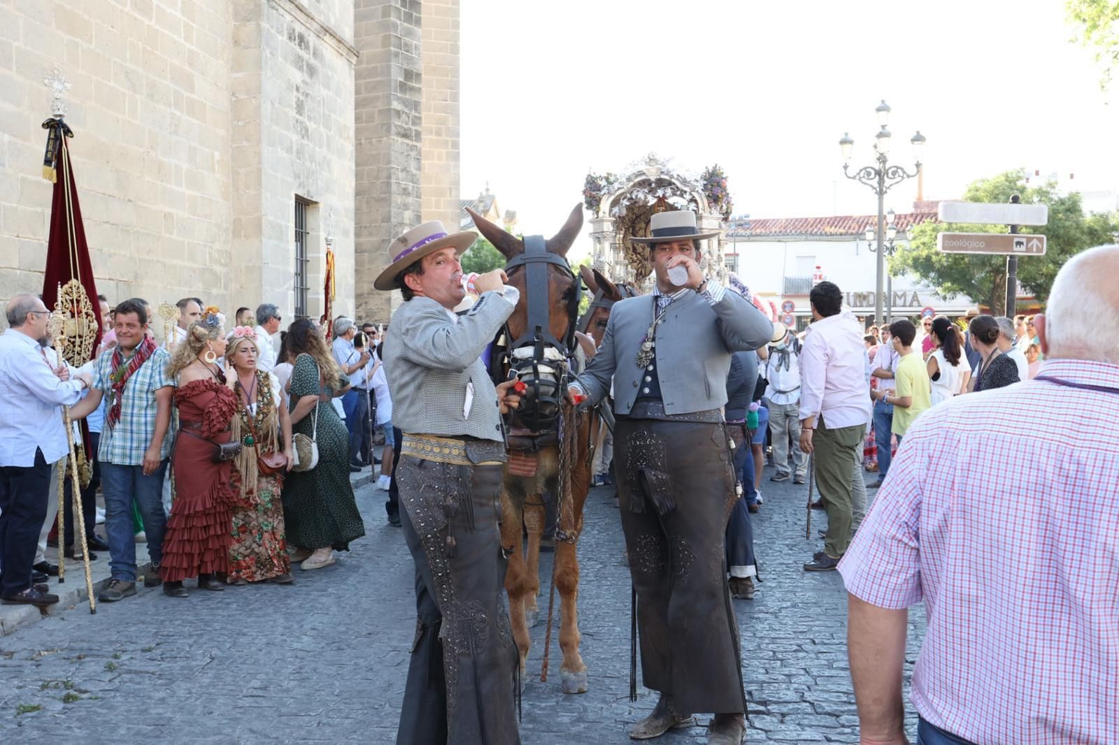 La Hermandad del Rocío de Jerez, entrando en la ciudad en su regreso