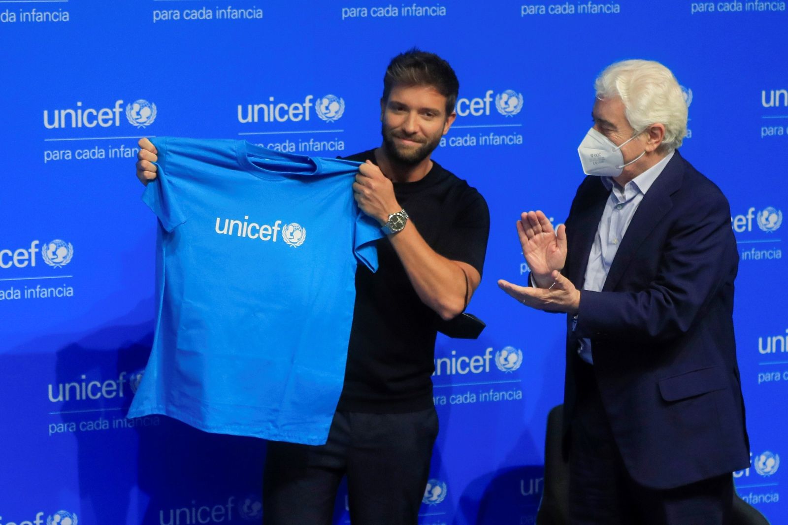 Pablo Alborán recibe una camiseta de manos del presidente de Unicef España.