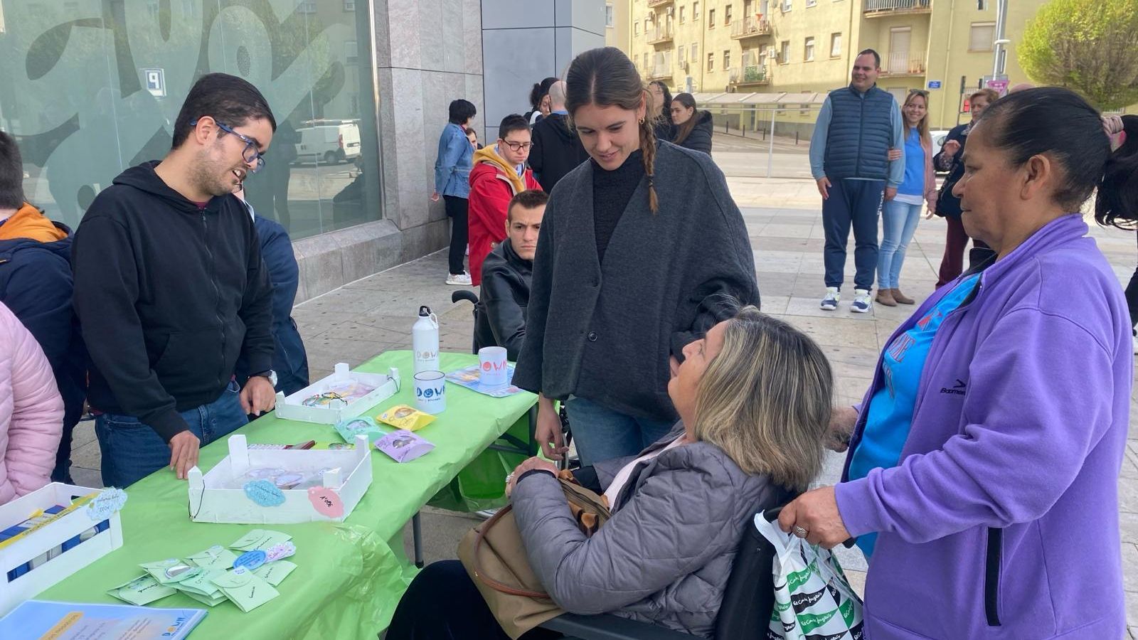 Asociación Síndrome de Down Jaén a las puertas de El Corte Inglés en la capital.