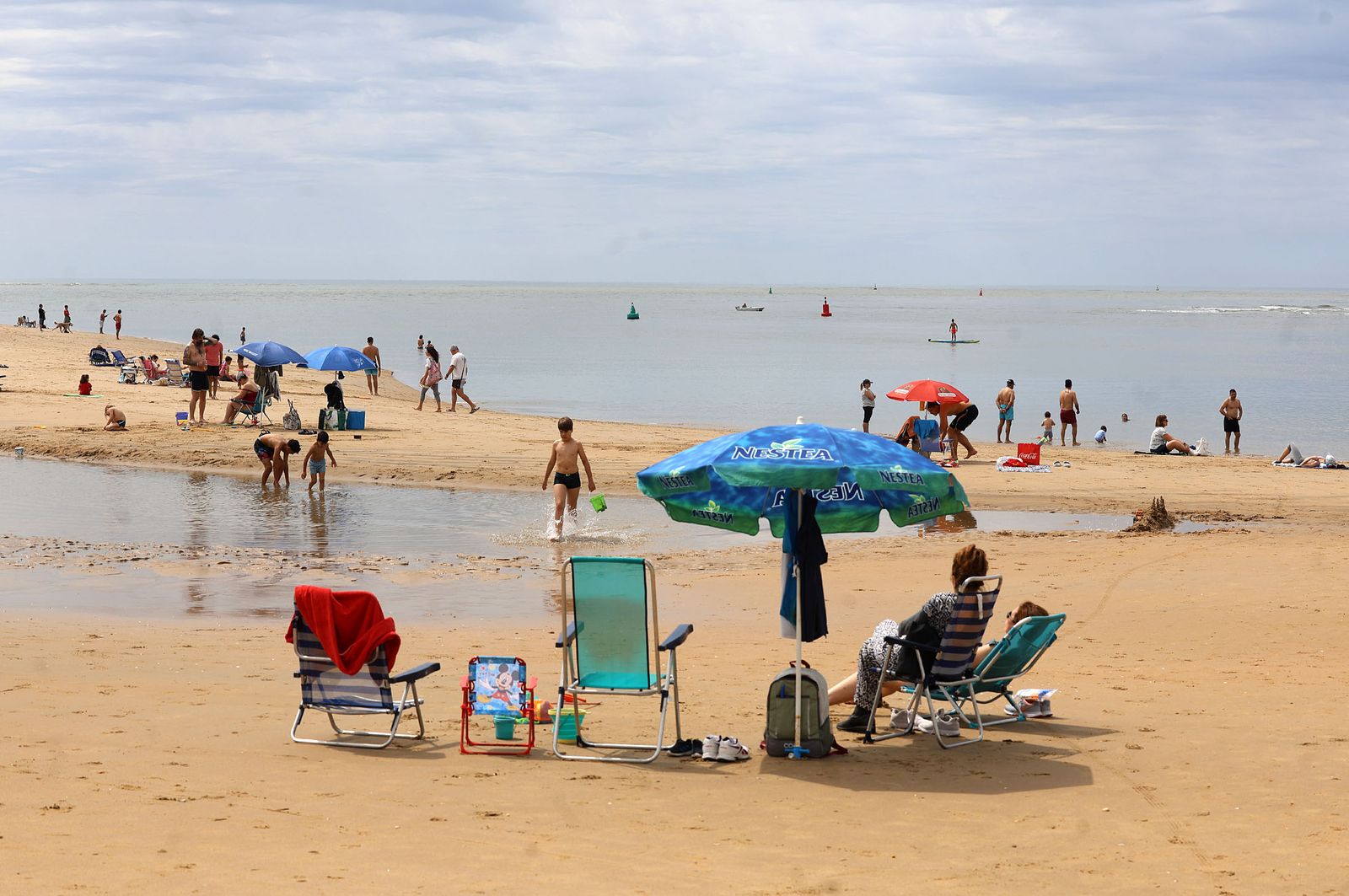Imágenes del ambiente en la playa de El Portil durante la mañana del 1 de mayo