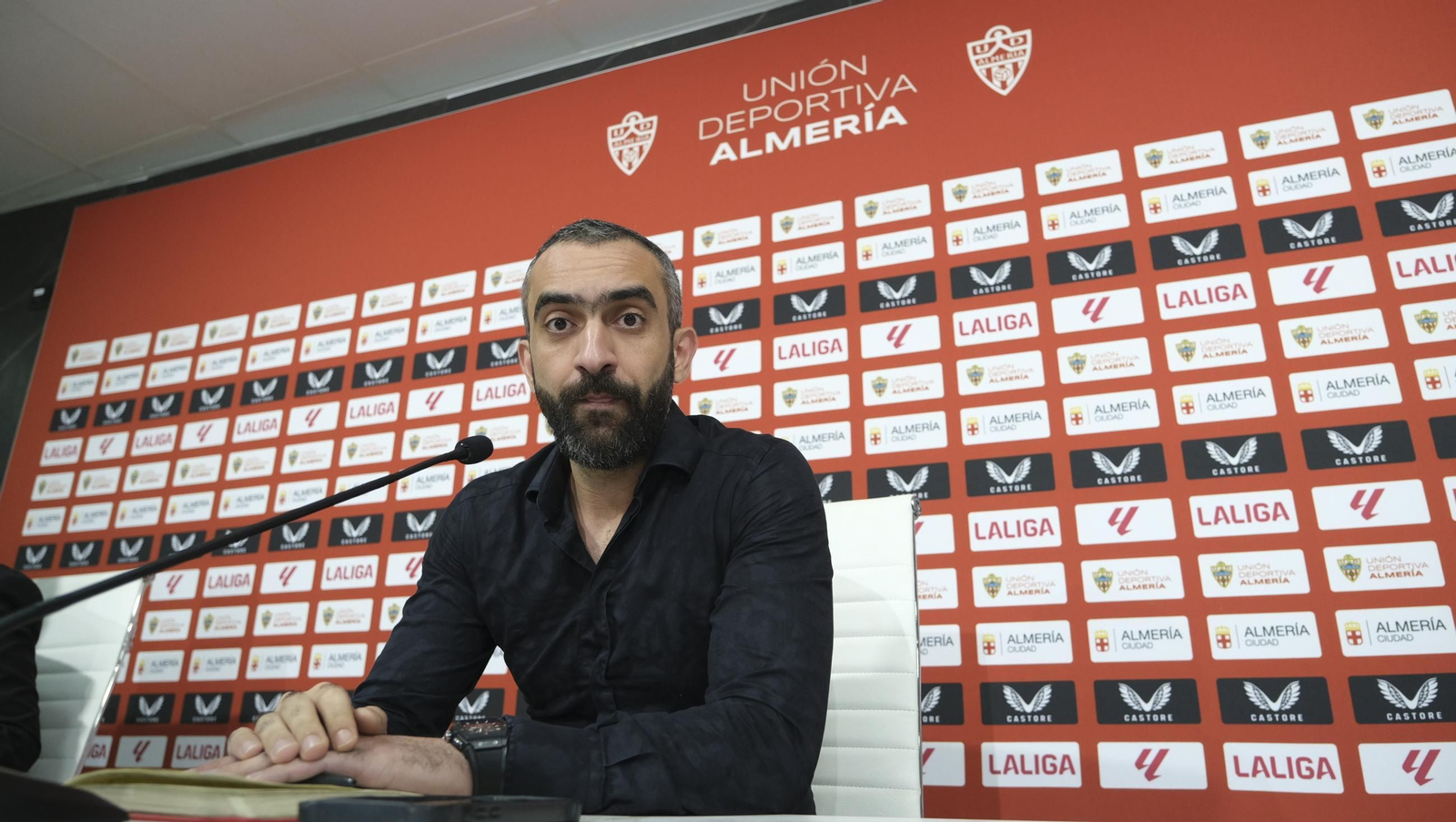 Mohamed El Assy, CEO de la U.D. Almería, en rueda de prensa, en imágenes