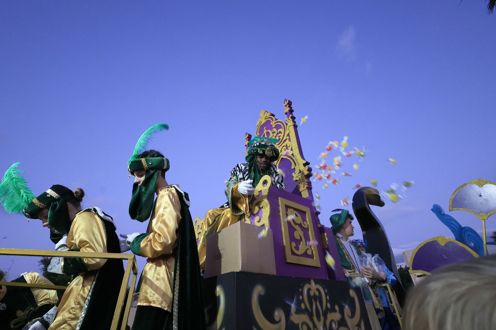 Búscate en las fotos de la cabalgata de Reyes Magos 2026 en La Línea