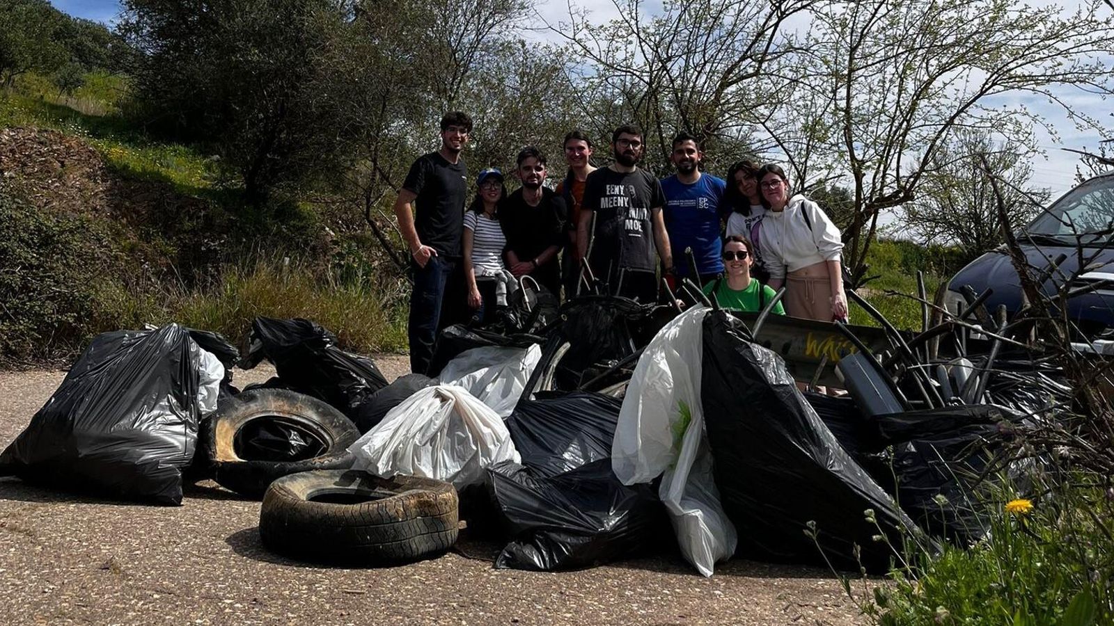 Voluntarios de la plataforma han recogido parte de la basura. Voluntarios de la plataforma han recogido parte de la basura.