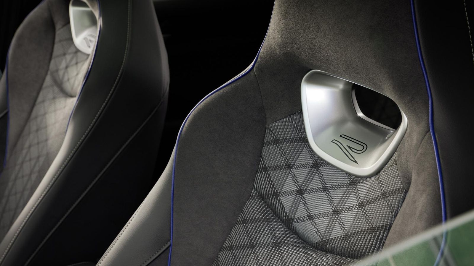 Volkswagen no lo anuncia específicamente, pero sí da a entender con esta imagen que el Passat tendrá versiones R-Line, como ya ocurre con el actualmente a la venta.