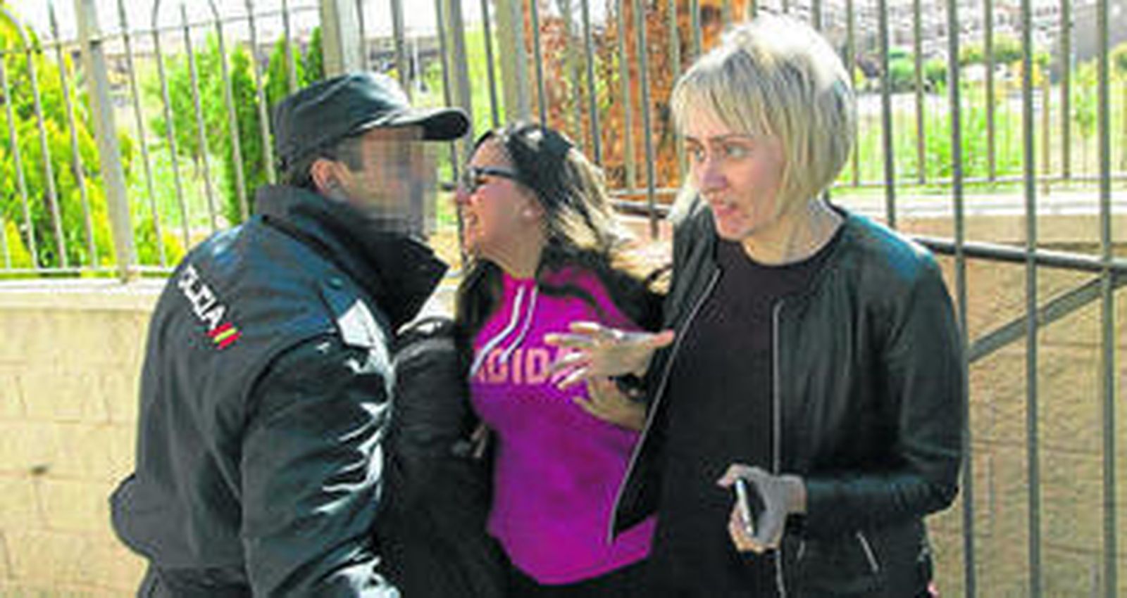 La madre de Marina, una de las jóvenes asesinadas, asiste ayer con gesto de rabia al paso del vehículo en el que es trasladado Sergio Morate.