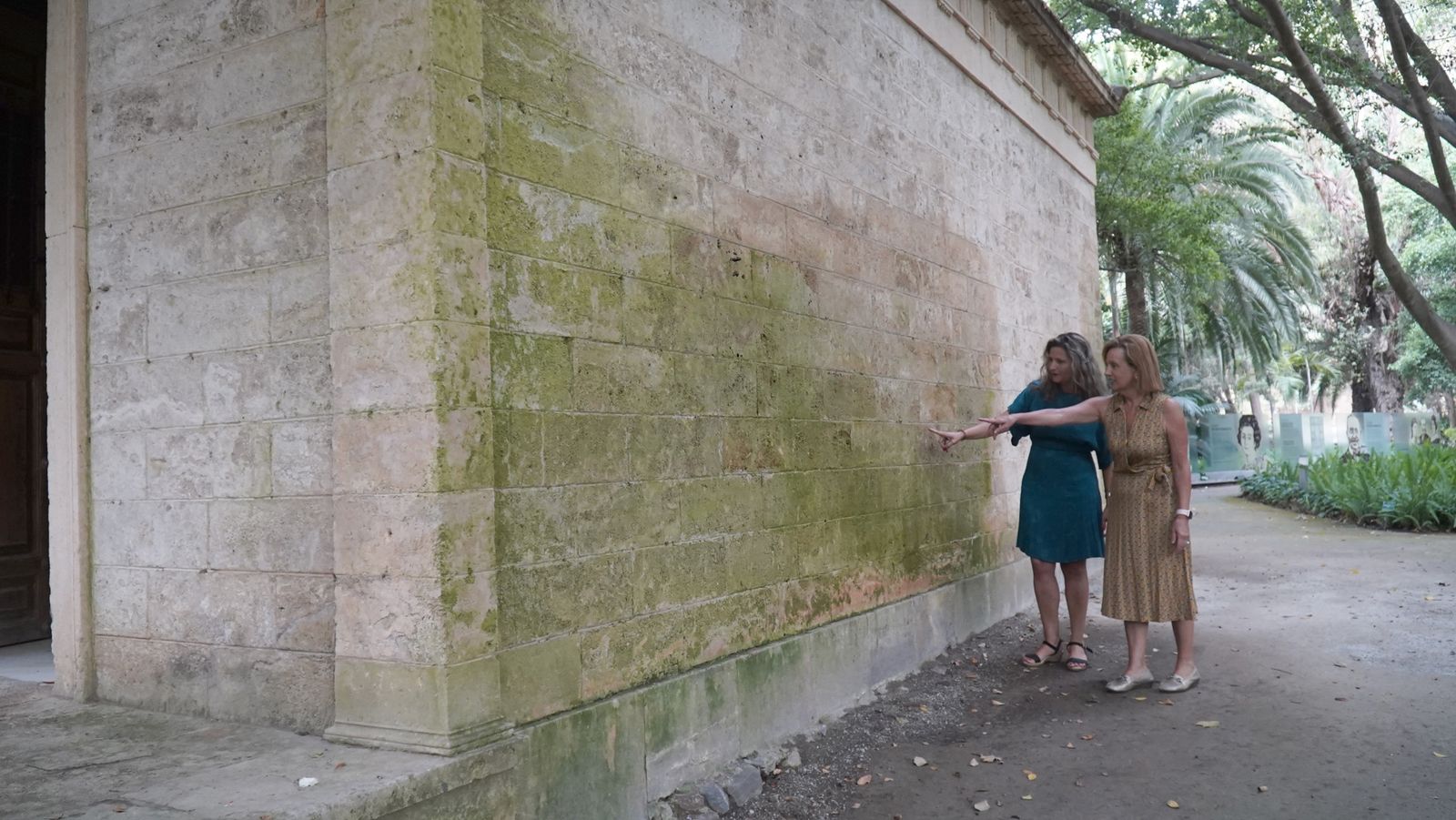 Begoña Medina y Lorena Doña junto al Museo Loringiano de La Concepción.