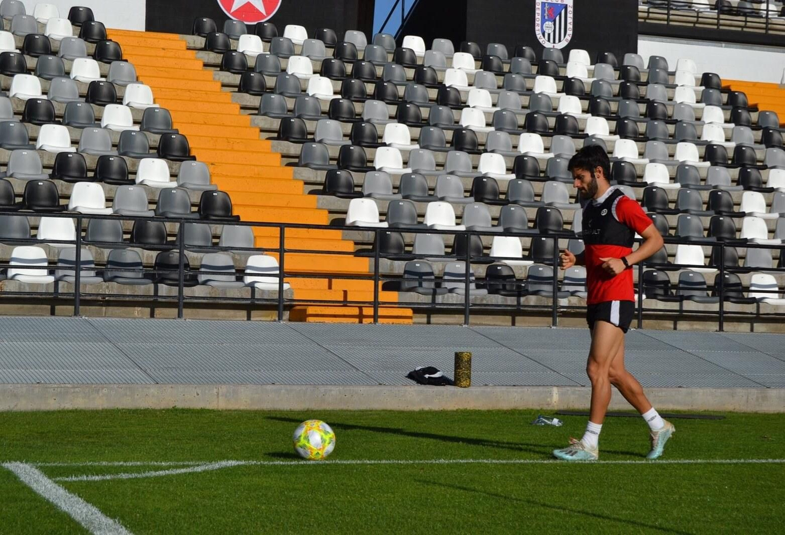 Candelas, del Badajoz, se ejercita este lunes en su turno.