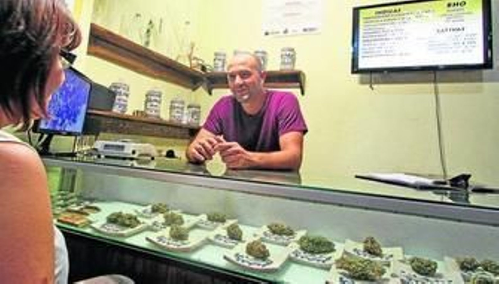 Dispensario del club donde los usuarios retiran las cantidades, registradas y controladas en una lista.