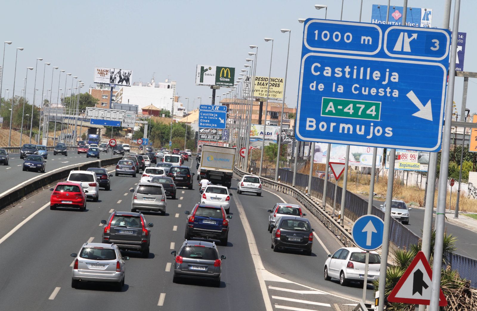 Vehículos circulan por la A-49.