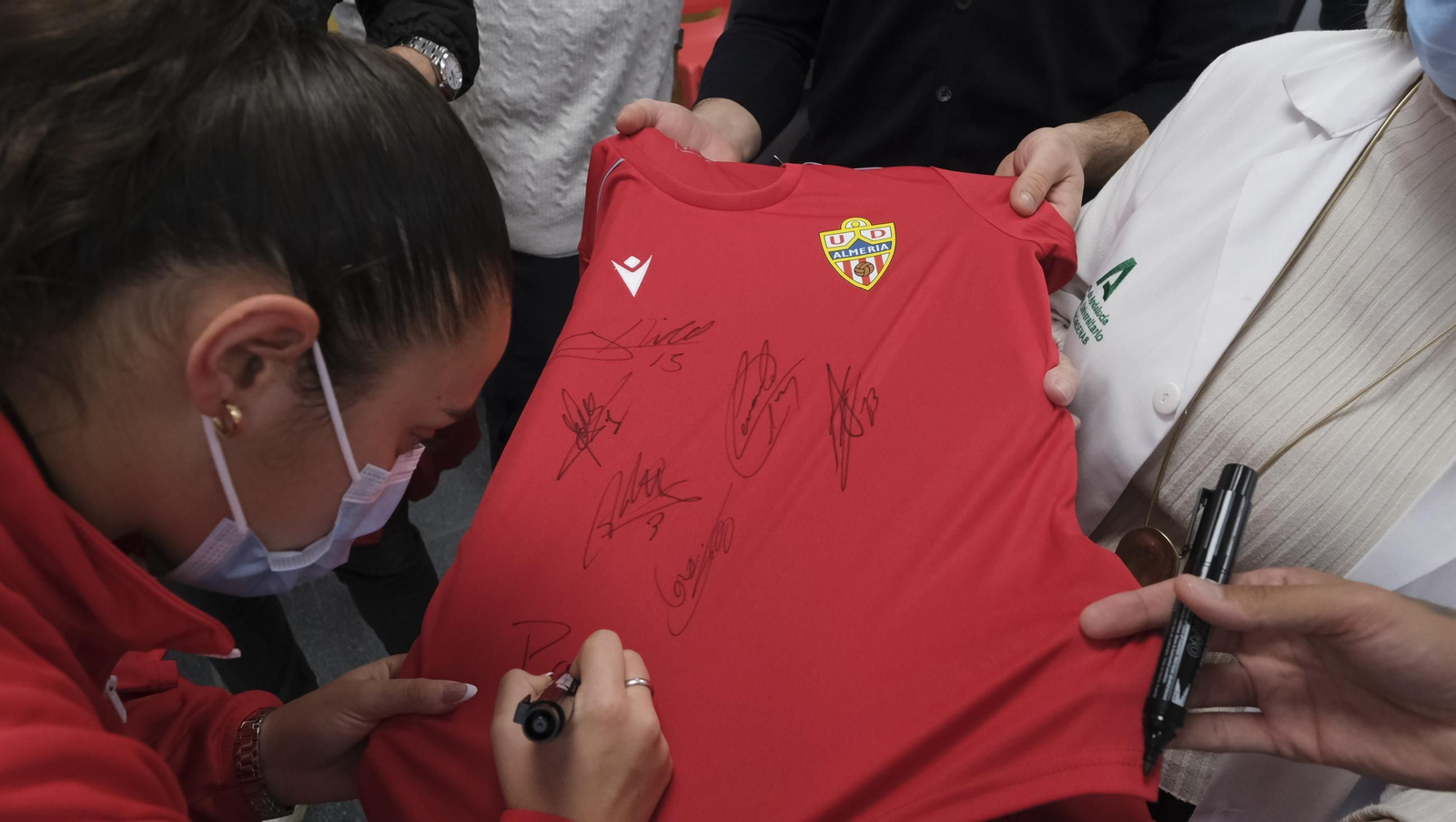 Las imágenes de la visita de los jugadores del Almería a los niños de Torrecárdenas