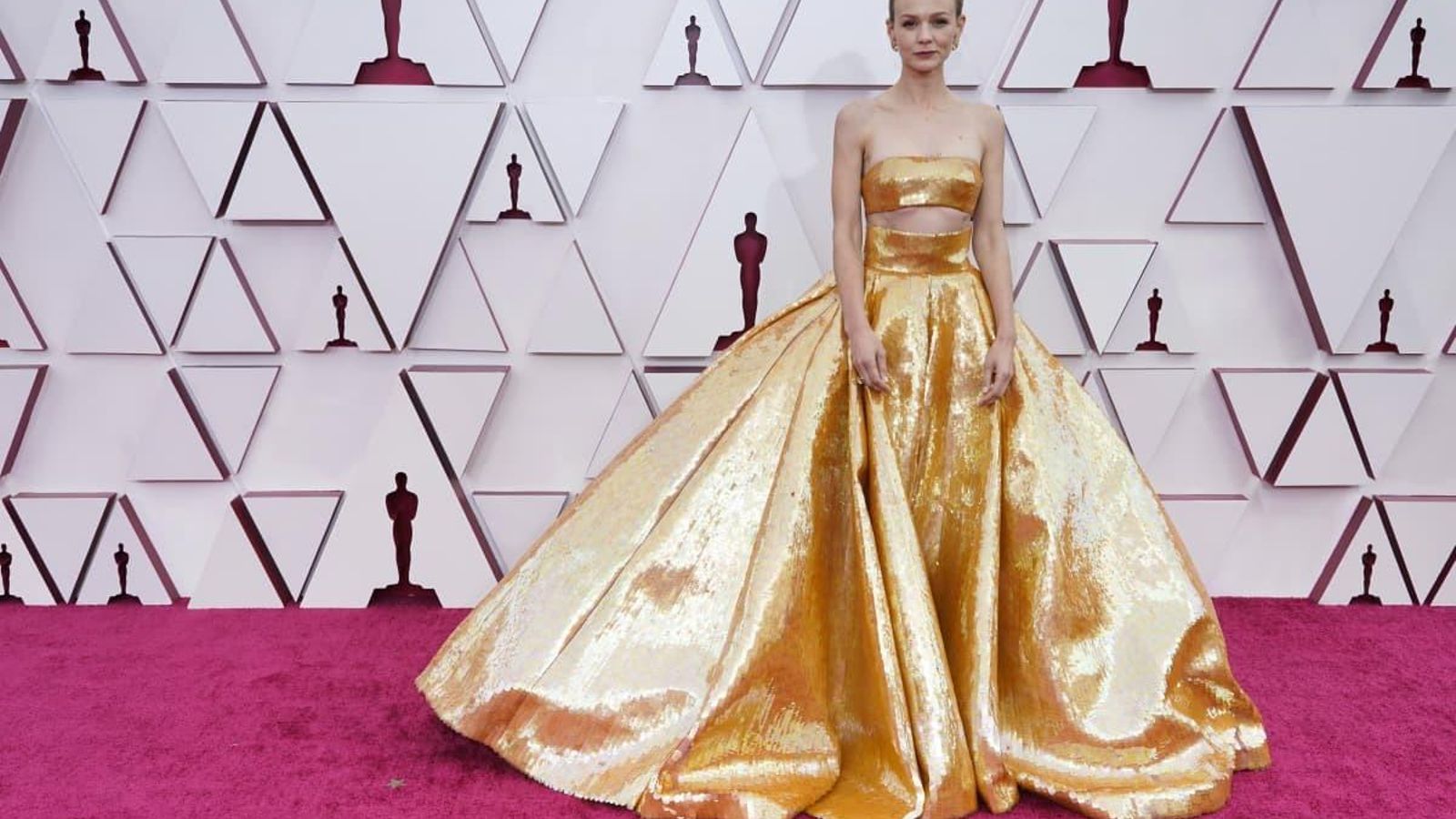 Con un dos piezas dorado, Carey Mulligan.