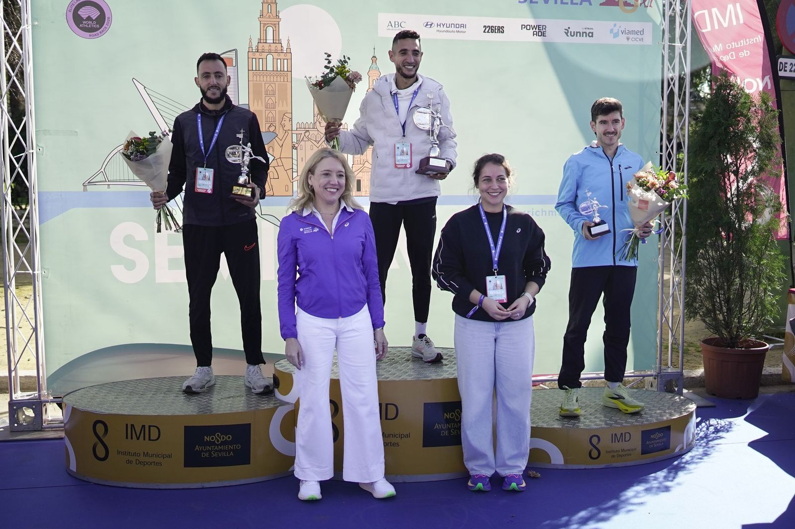 Así ha sido la entrega de premios del Zúrich Maraton de Sevilla 2026