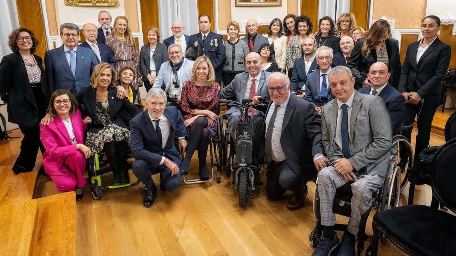 El director de la DGT y el ministro del Interior con los premiados este lunes